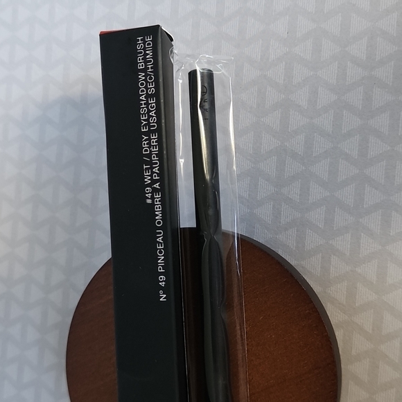 NARS # 49 Wet Dry Eyeshsdow Brush - Picture 4 of 8